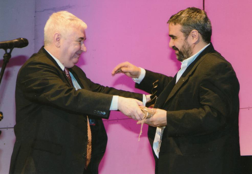 El Sr. Enrique Mrak entrega las ALAS al periodista Jaime Clara