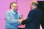 El escritor Mario Delgado Aparain recibe las ALAS de manos del Sr. Alcides Abella