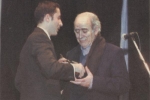 El plastico Hugo Nantes recibe el premio Alas de manos de Alejandro Montesdeoca